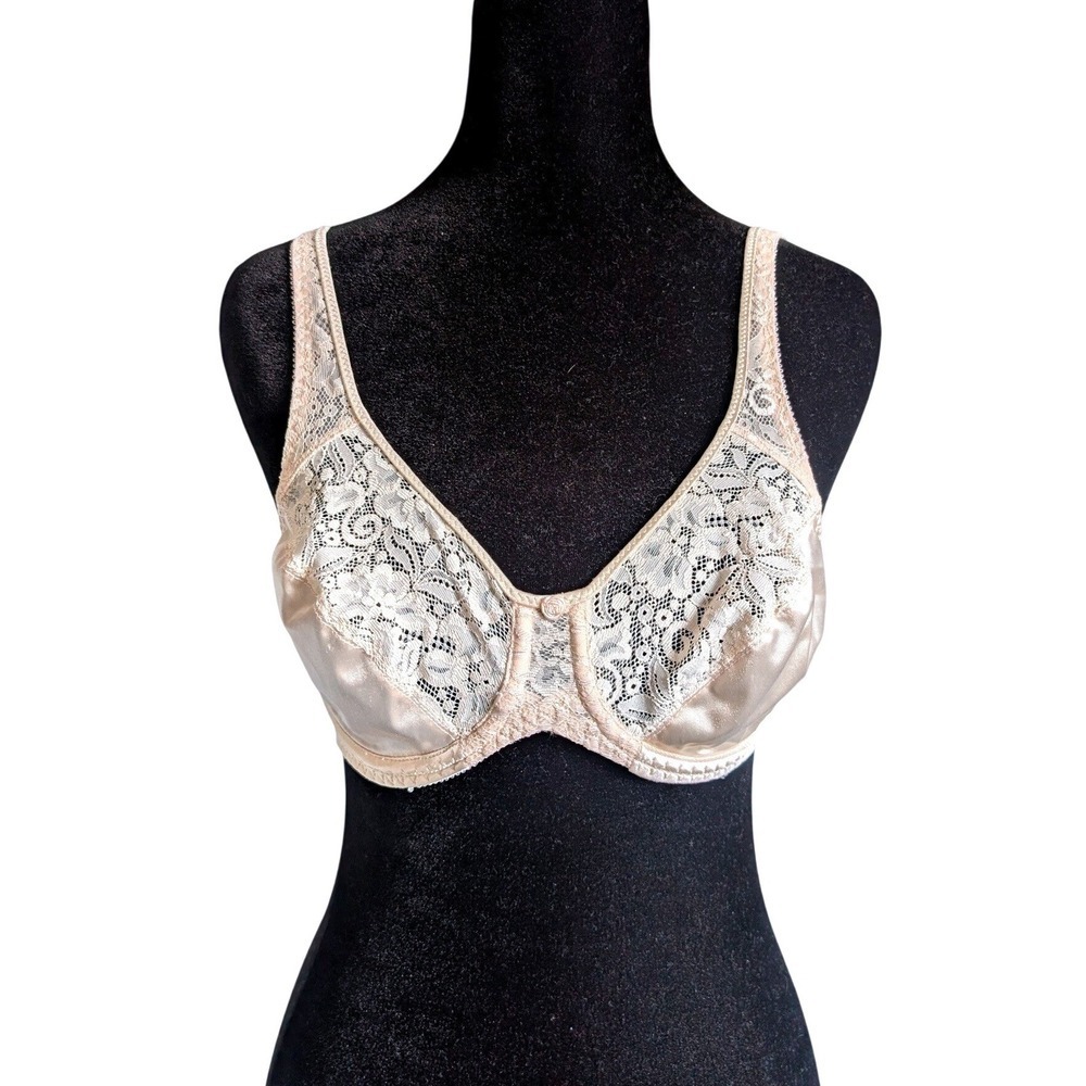Vintage 90s Romantic Coquette Boho Chic Light Pink Satin Lace trim Bra